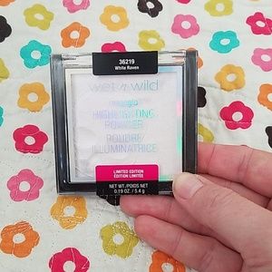 Wet N Wild Megaglo Highlight in White Raven